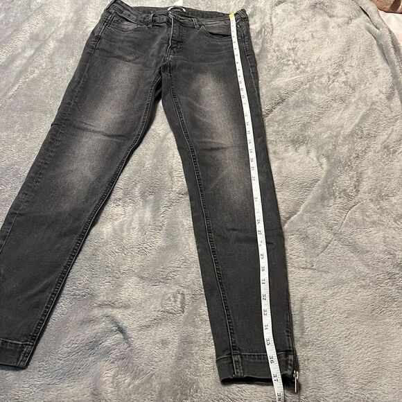 H & M Black Jeans. Side 29 - Picture 4 of 7